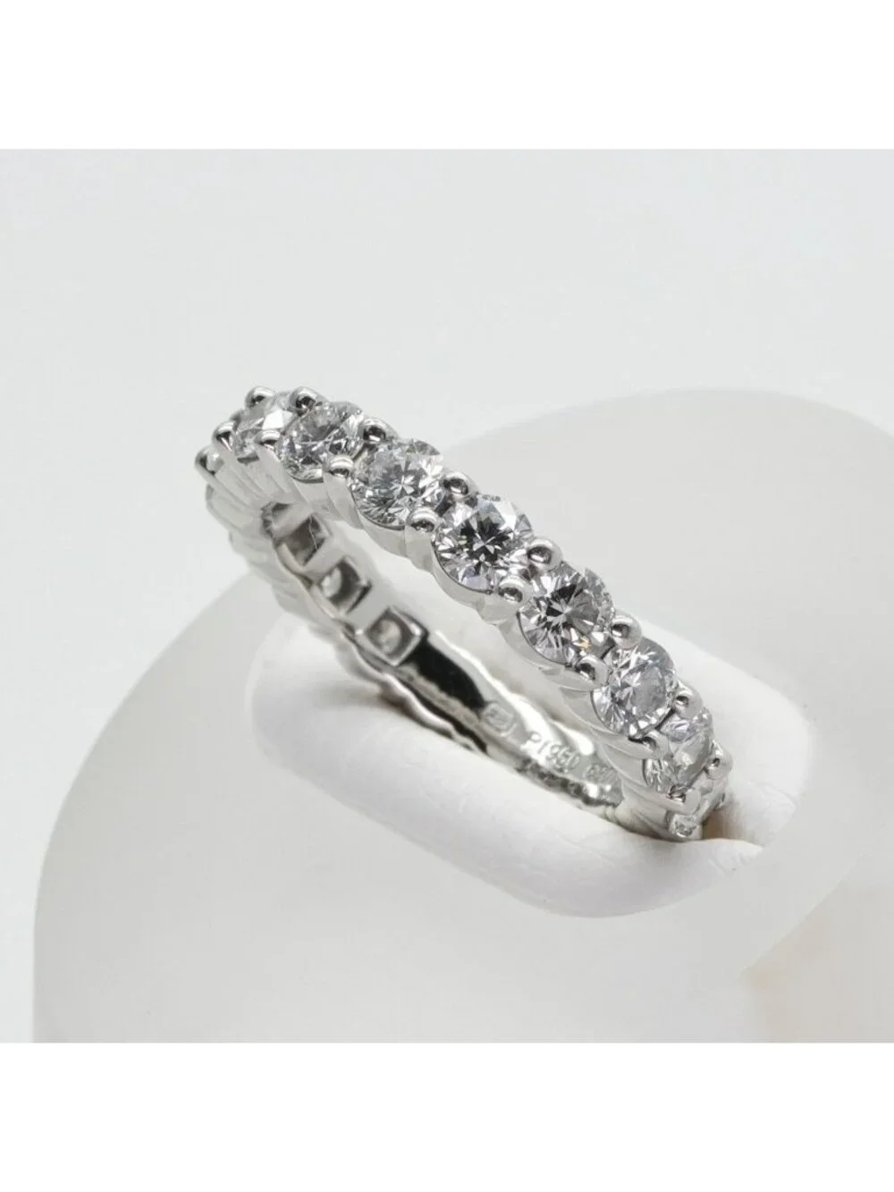 Harry Winston Round Cut Prong Set Ring Cut Set Classic Diamond Band